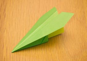 紙飛行機の折り方